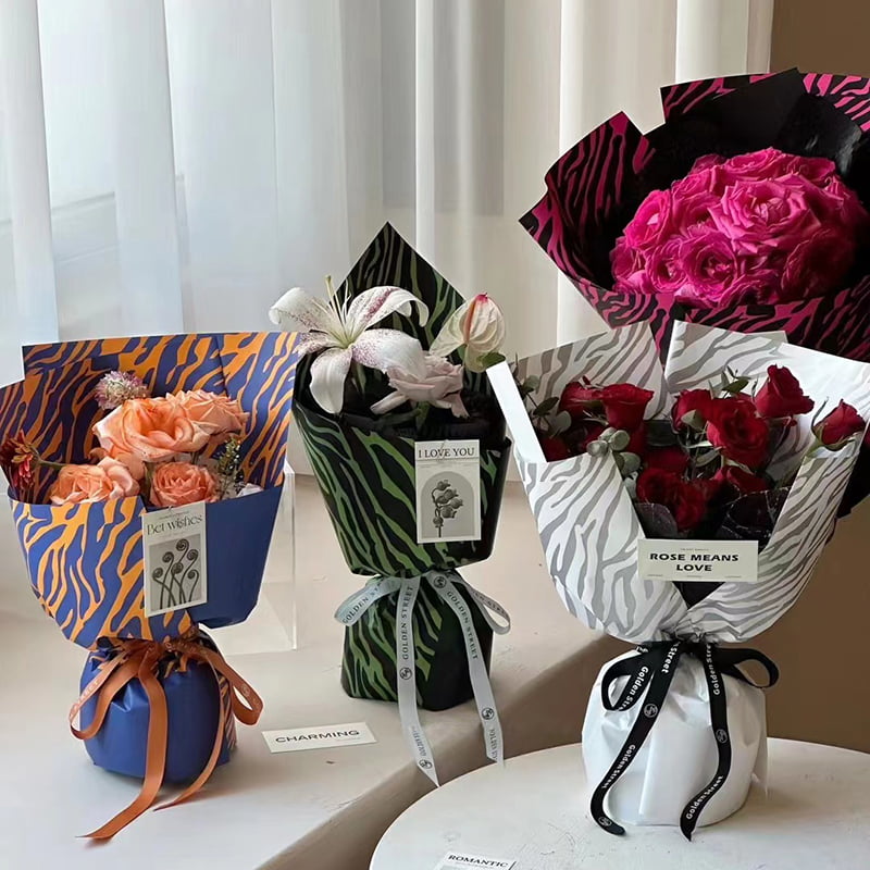Geschenkpapier mit sechsfarbigen Blumen und Zebramuster