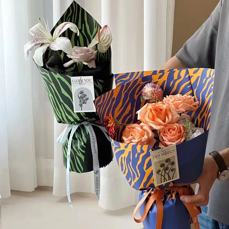 Geschenkpapier mit sechsfarbigen Blumen und Zebramuster