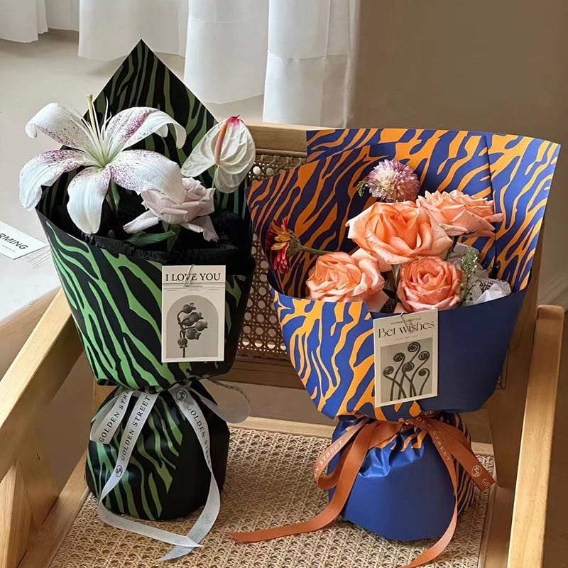 Geschenkpapier mit sechsfarbigen Blumen und Zebramuster