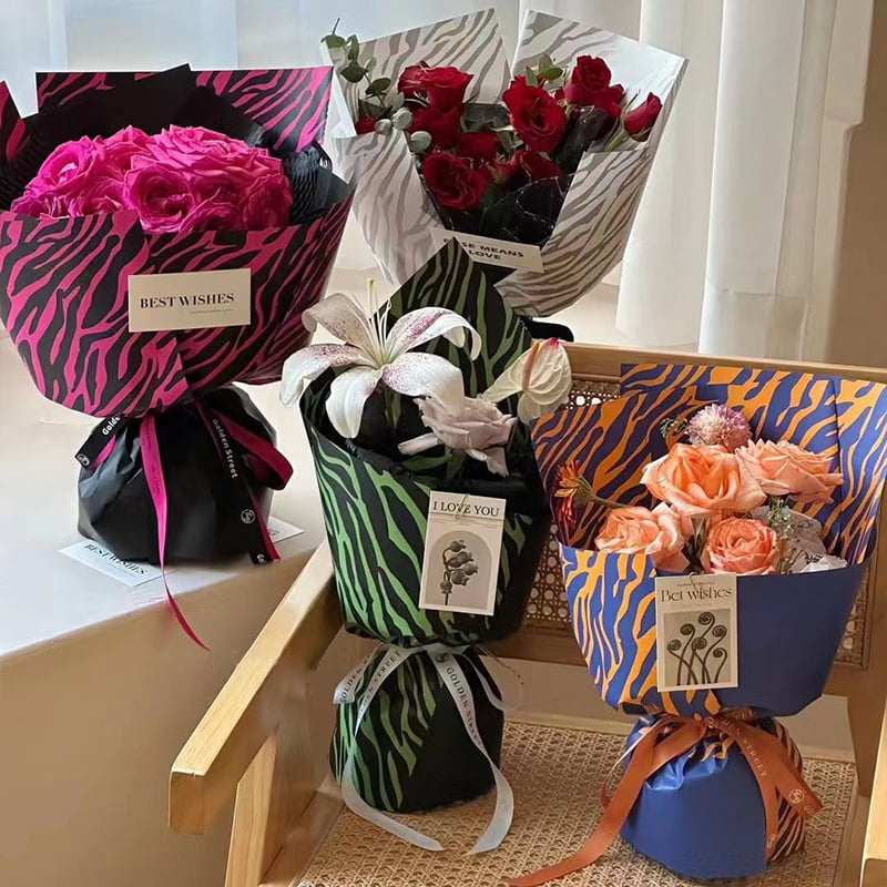 Geschenkpapier mit sechsfarbigen Blumen und Zebramuster