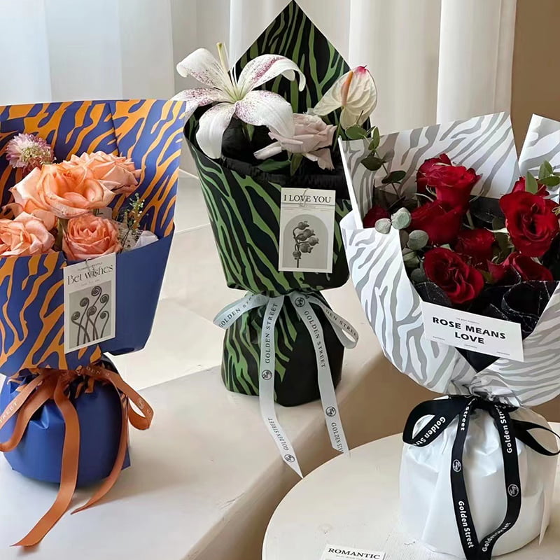 Geschenkpapier mit sechsfarbigen Blumen und Zebramuster