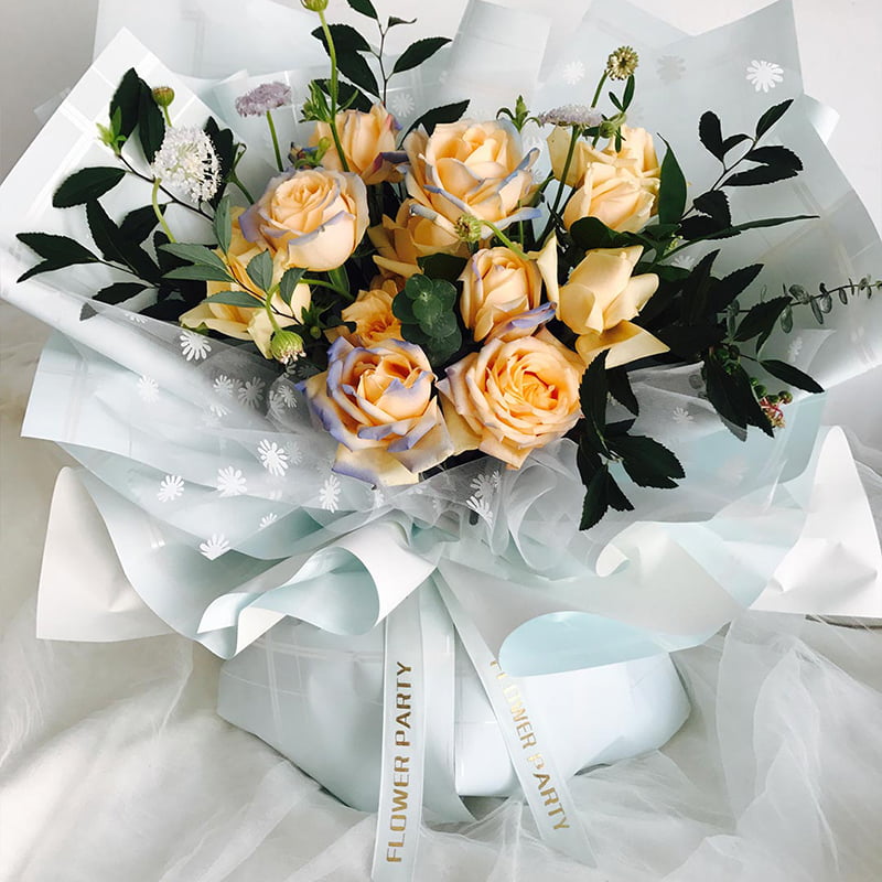 Achtfarbiges Geschenkpapier mit karierten Linien und Blumen