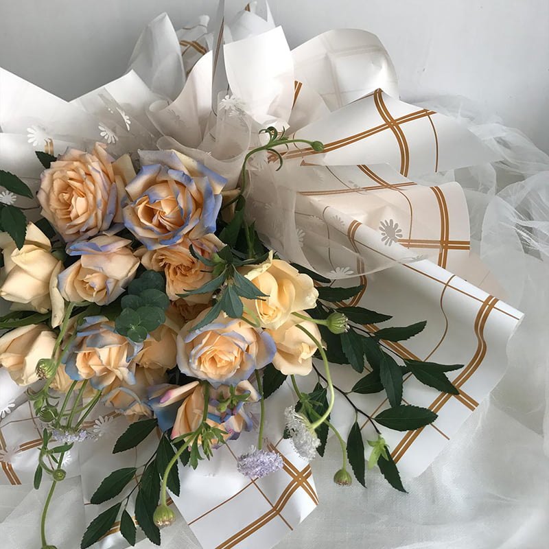 Achtfarbiges Geschenkpapier mit karierten Linien und Blumen