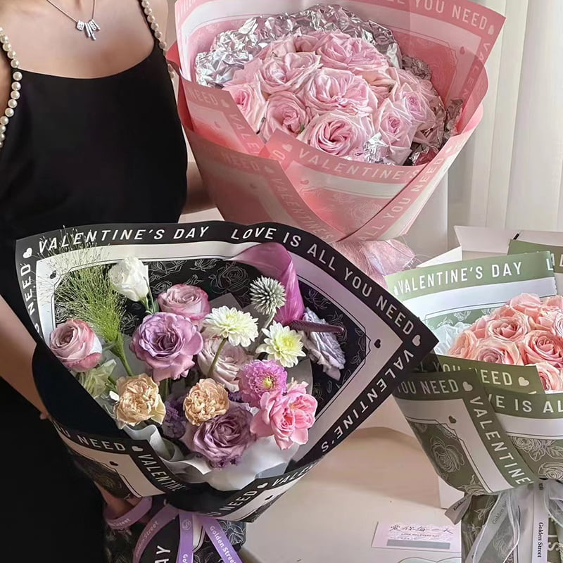 Blumen-Geschenkpapier mit Rosenmuster