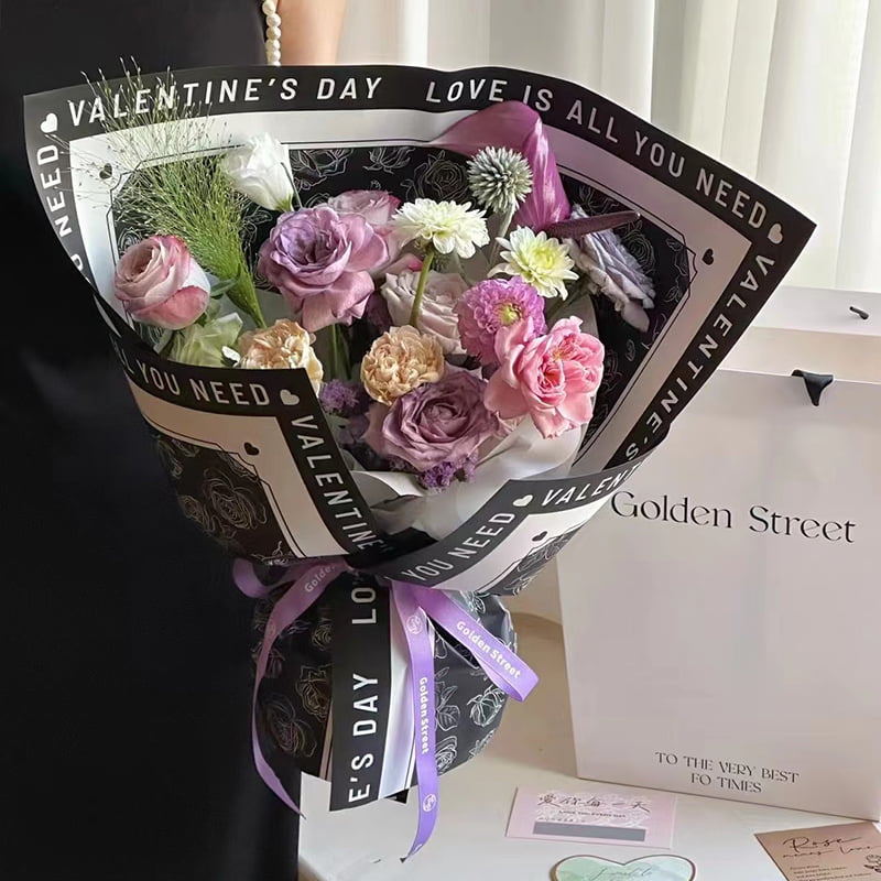 Blumen-Geschenkpapier mit Rosenmuster