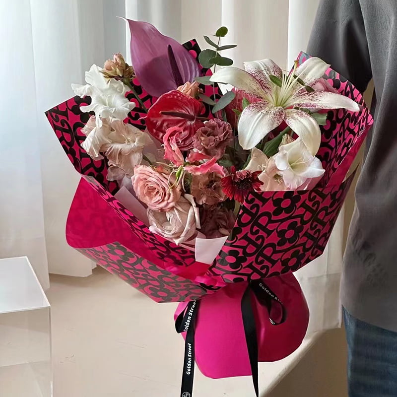Blumen-Geschenkpapier mit mattem Film-Blumenmuster