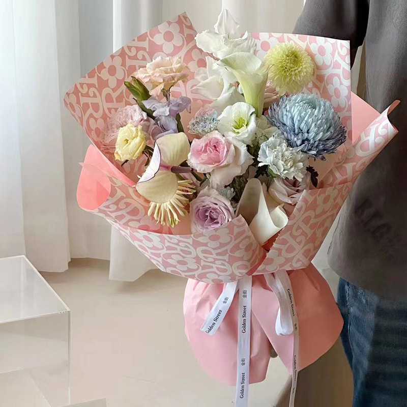 Blumen-Geschenkpapier mit mattem Film-Blumenmuster