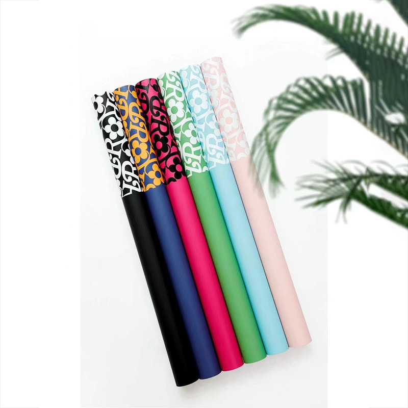 Blumen-Geschenkpapier mit mattem Film-Blumenmuster