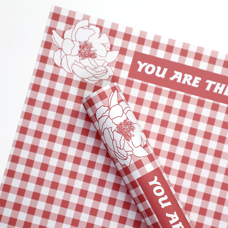 Federblumen-Geschenkpapier mit kariertem Muster