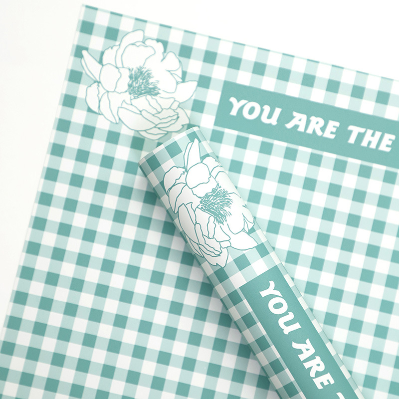 Federblumen-Geschenkpapier mit kariertem Muster