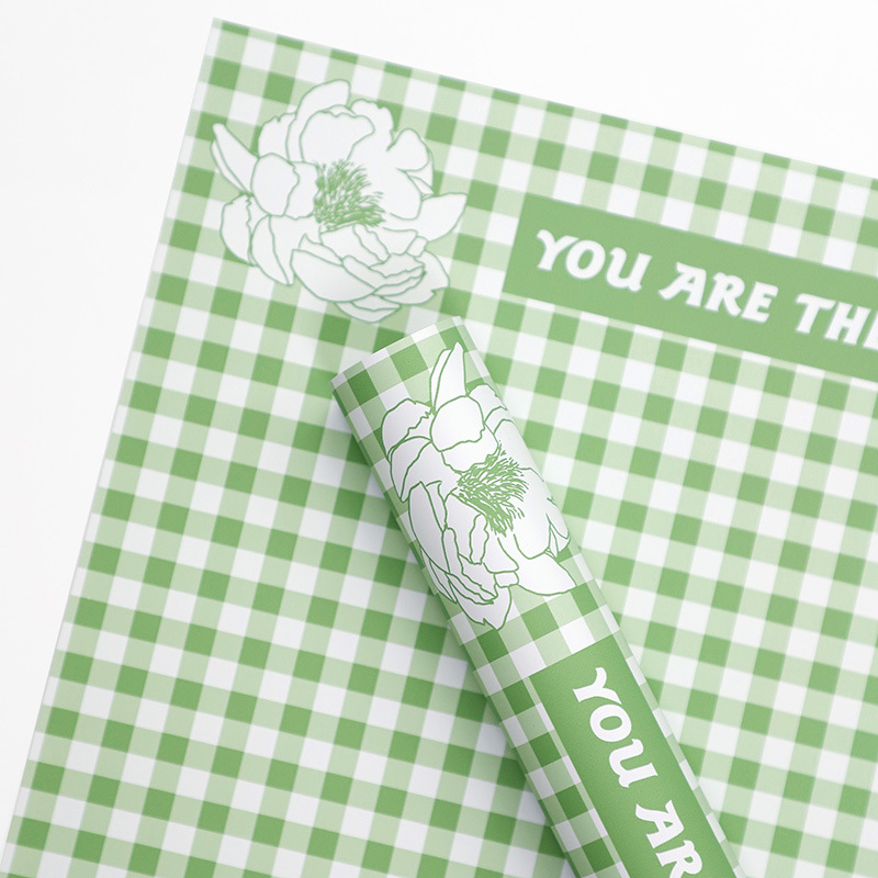 Federblumen-Geschenkpapier mit kariertem Muster
