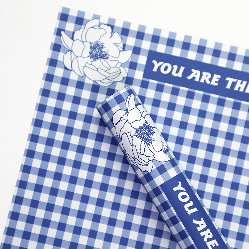 Federblumen-Geschenkpapier mit kariertem Muster