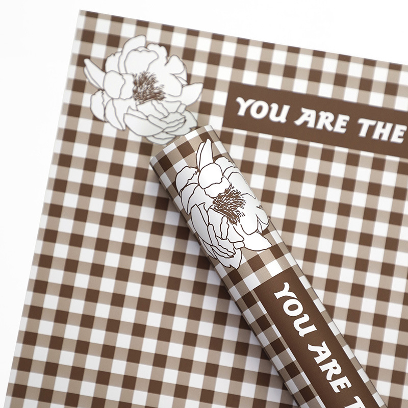 Federblumen-Geschenkpapier mit kariertem Muster