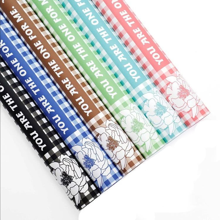 Federblumen-Geschenkpapier mit kariertem Muster