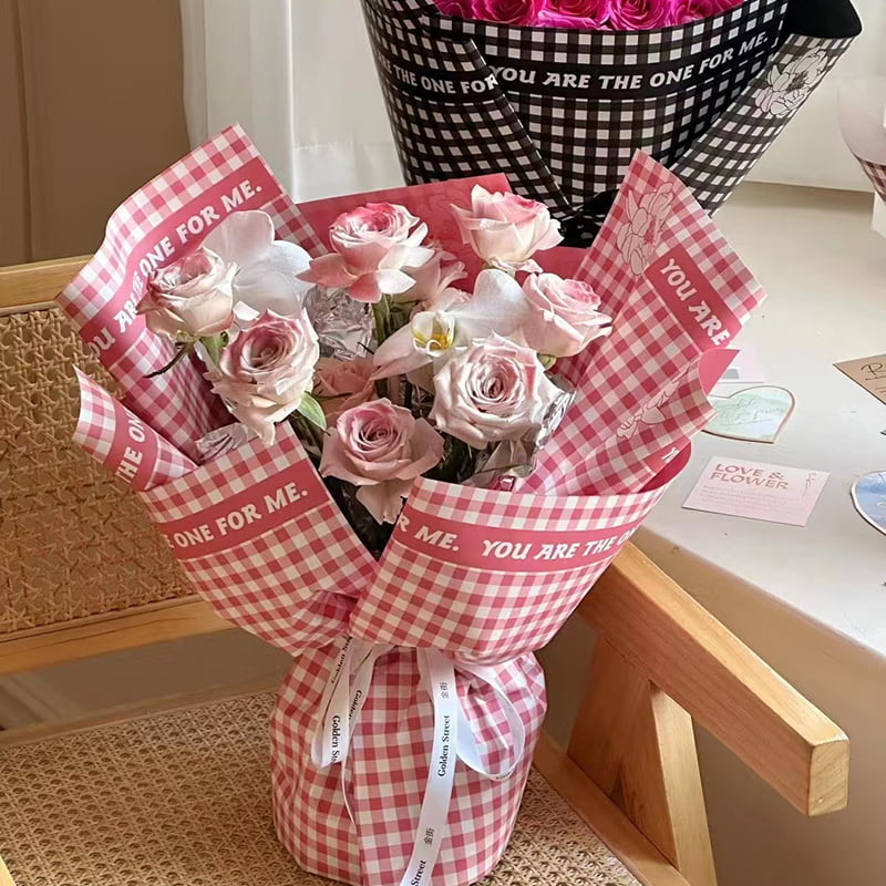 Federblumen-Geschenkpapier mit kariertem Muster