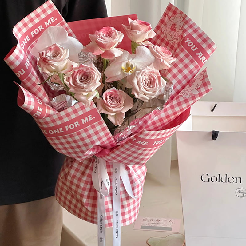 Federblumen-Geschenkpapier mit kariertem Muster
