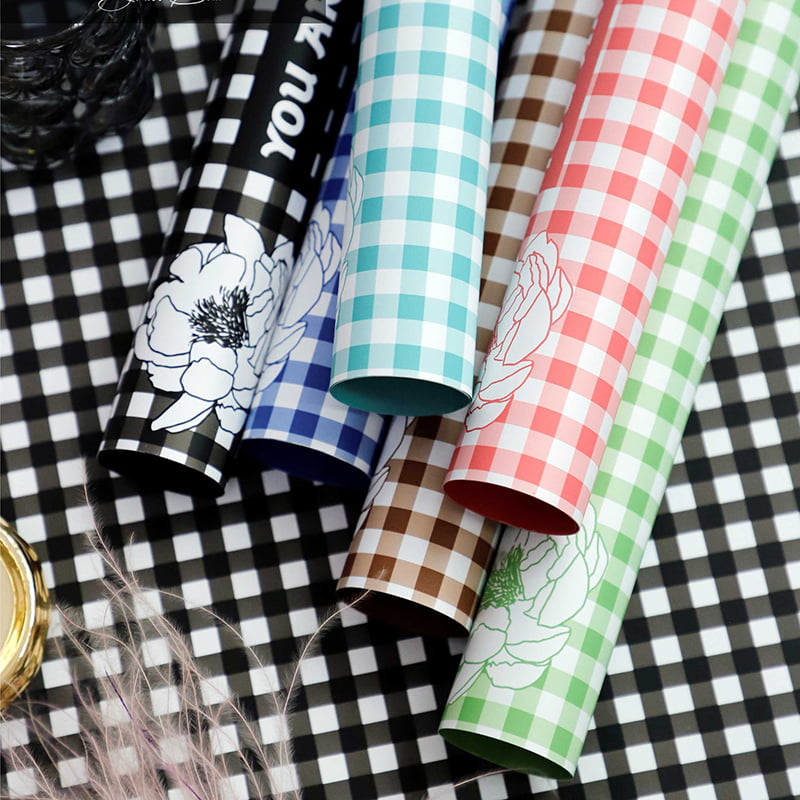 Federblumen-Geschenkpapier mit kariertem Muster