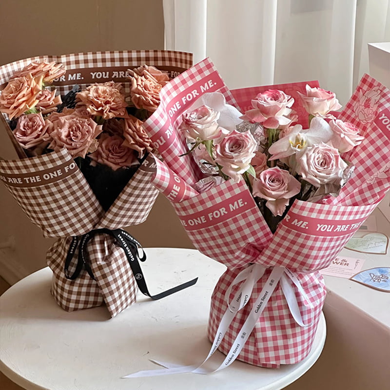 Federblumen-Geschenkpapier mit kariertem Muster