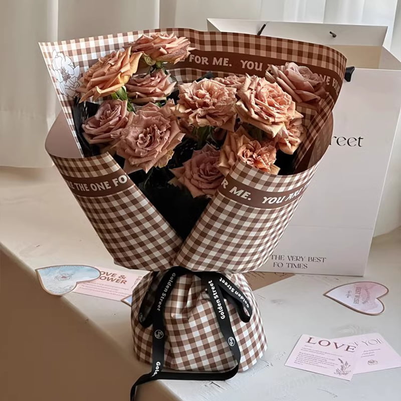 Federblumen-Geschenkpapier mit kariertem Muster