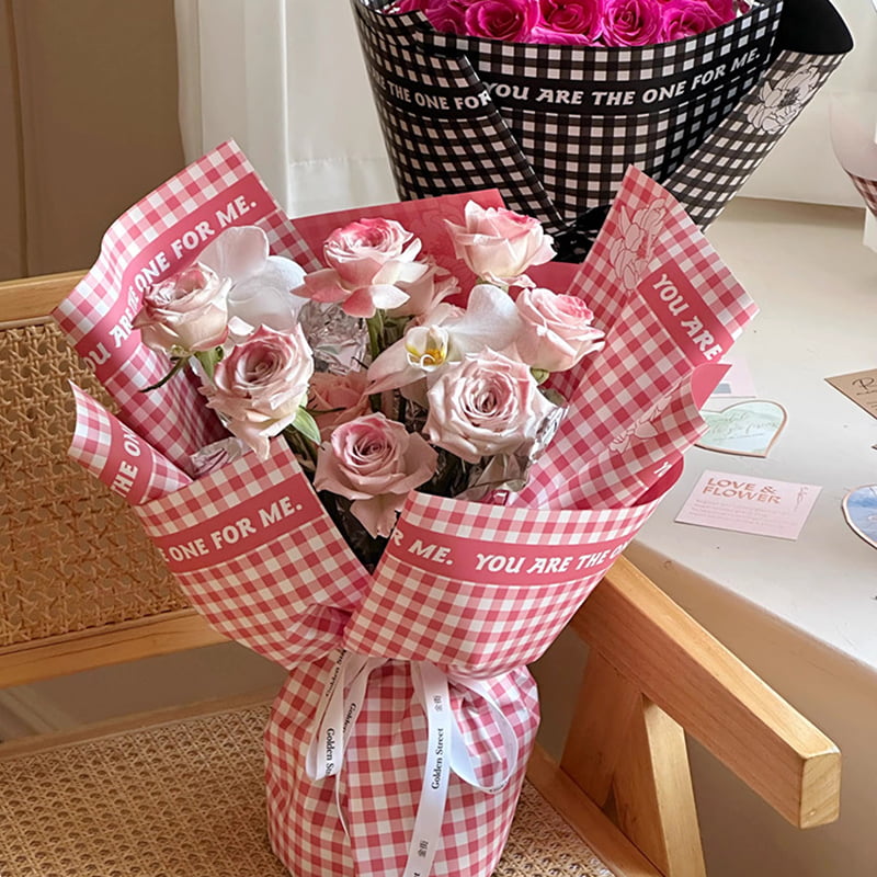 Federblumen-Geschenkpapier mit kariertem Muster