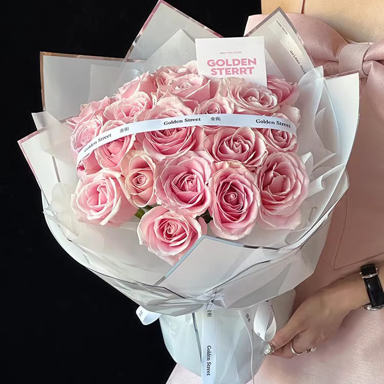 Blumen-Geschenkpapier mit wasserglänzender Silberionen-Folie