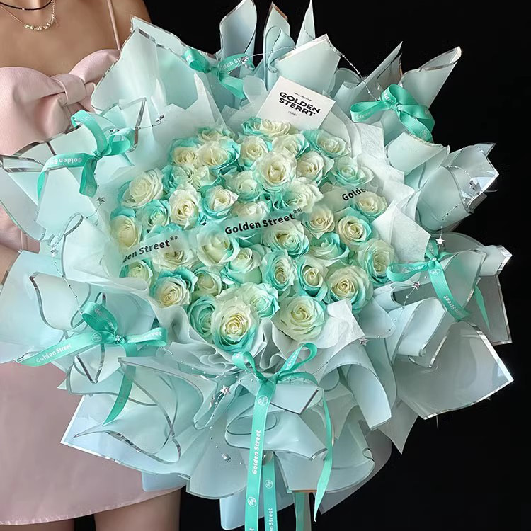 Blumen-Geschenkpapier mit wasserglänzender Silberionen-Folie
