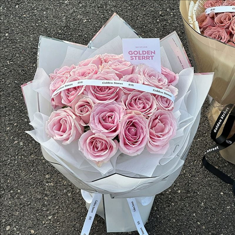 Blumen-Geschenkpapier mit wasserglänzender Silberionen-Folie