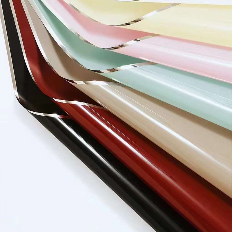 Blumen-Geschenkpapier mit wasserglänzender Silberionen-Folie