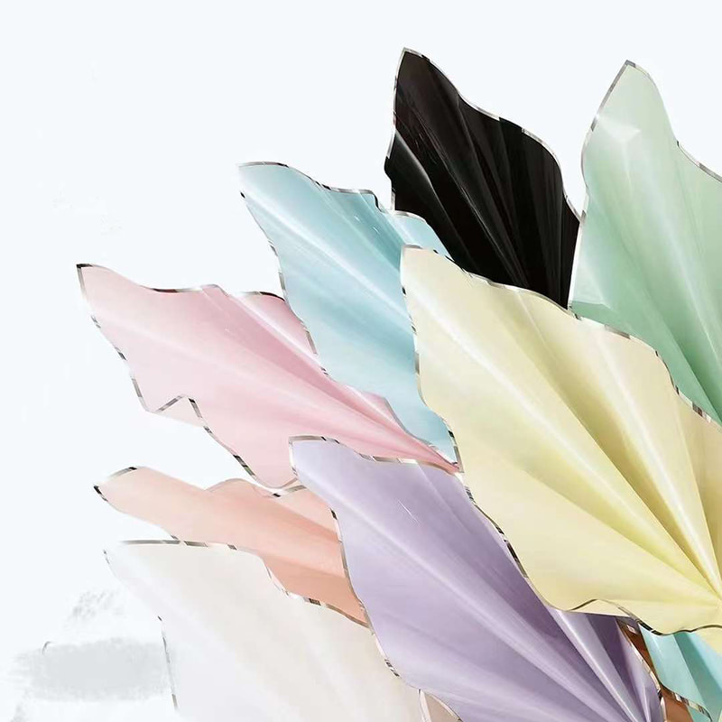 Blumen-Geschenkpapier mit wasserglänzender Silberionen-Folie