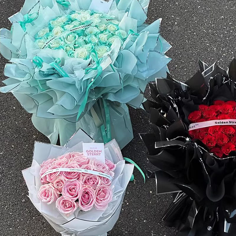 Blumen-Geschenkpapier mit wasserglänzender Silberionen-Folie