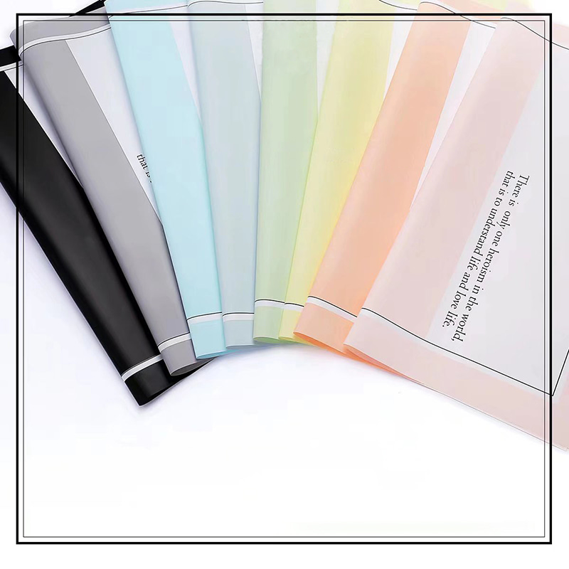 Glattes Geschenkpapier mit beschrifteten Blumen