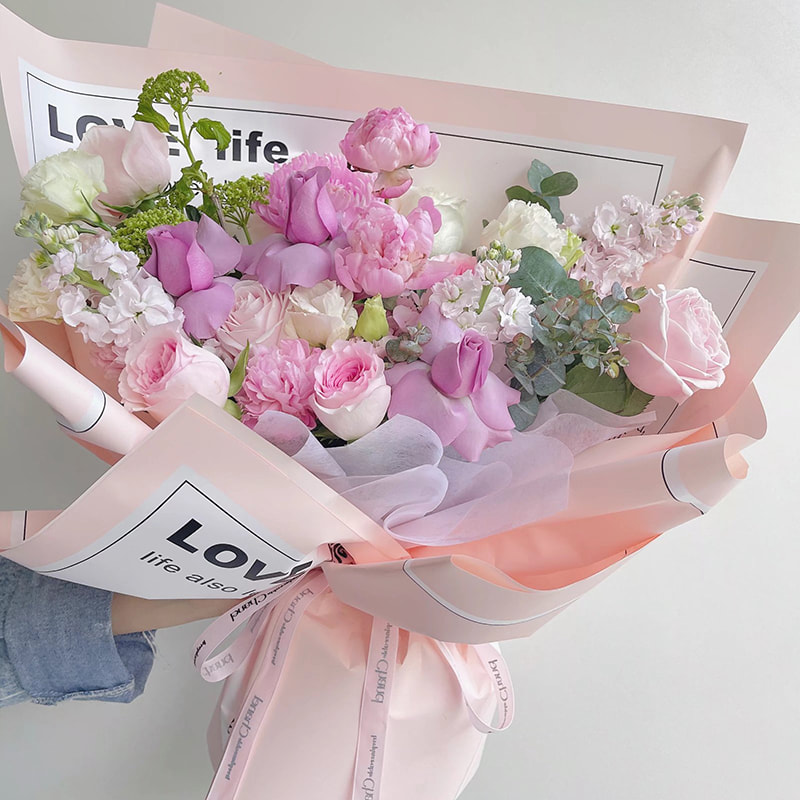 Glattes Geschenkpapier mit beschrifteten Blumen