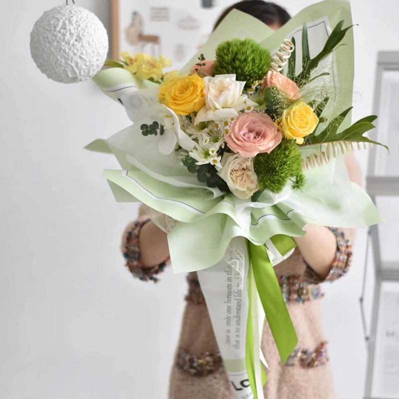 Glattes Geschenkpapier mit beschrifteten Blumen