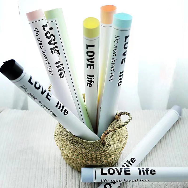 Glattes Geschenkpapier mit beschrifteten Blumen
