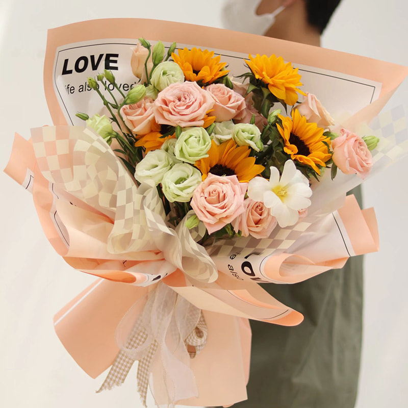 Glattes Geschenkpapier mit beschrifteten Blumen