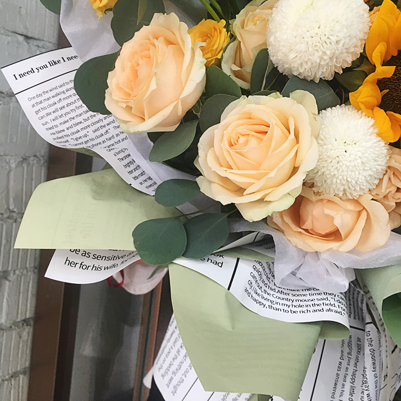 Englisches Zeitungsblumen-Geschenkpapier