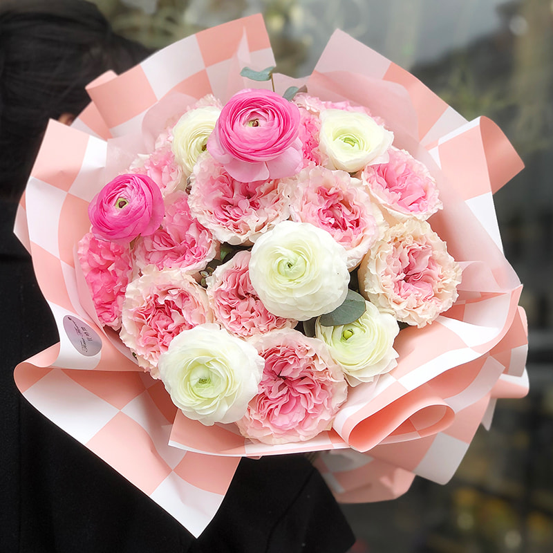 Zweifarbig kariertes Blumenstrauß-Geschenkpapier