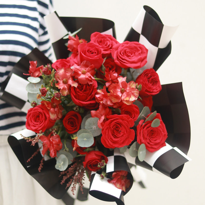 Zweifarbig kariertes Blumenstrauß-Geschenkpapier