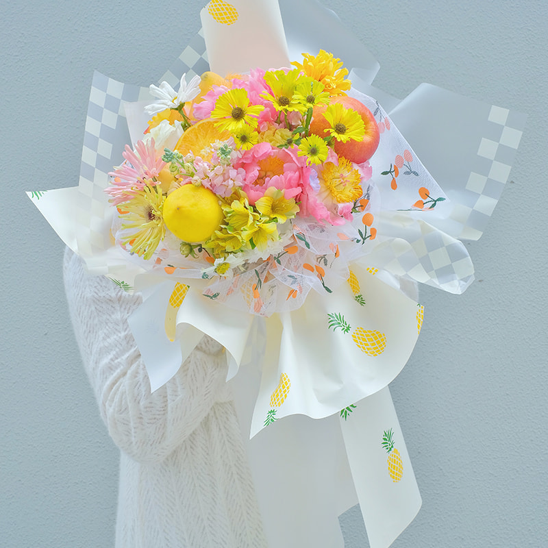 Einfaches Blumenstrauß-Geschenkpapier mit Fruchtmuster
