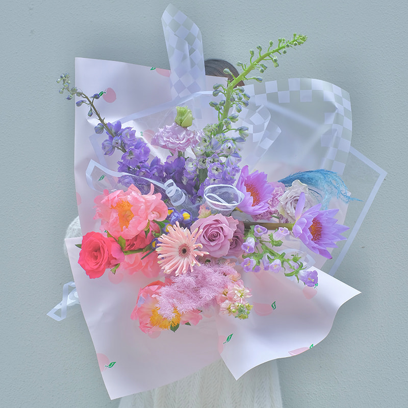 Einfaches Blumenstrauß-Geschenkpapier mit Fruchtmuster