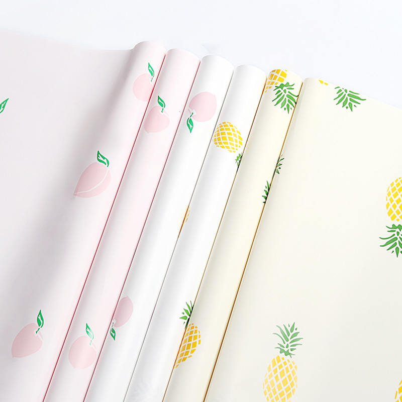Einfaches Blumenstrauß-Geschenkpapier mit Fruchtmuster