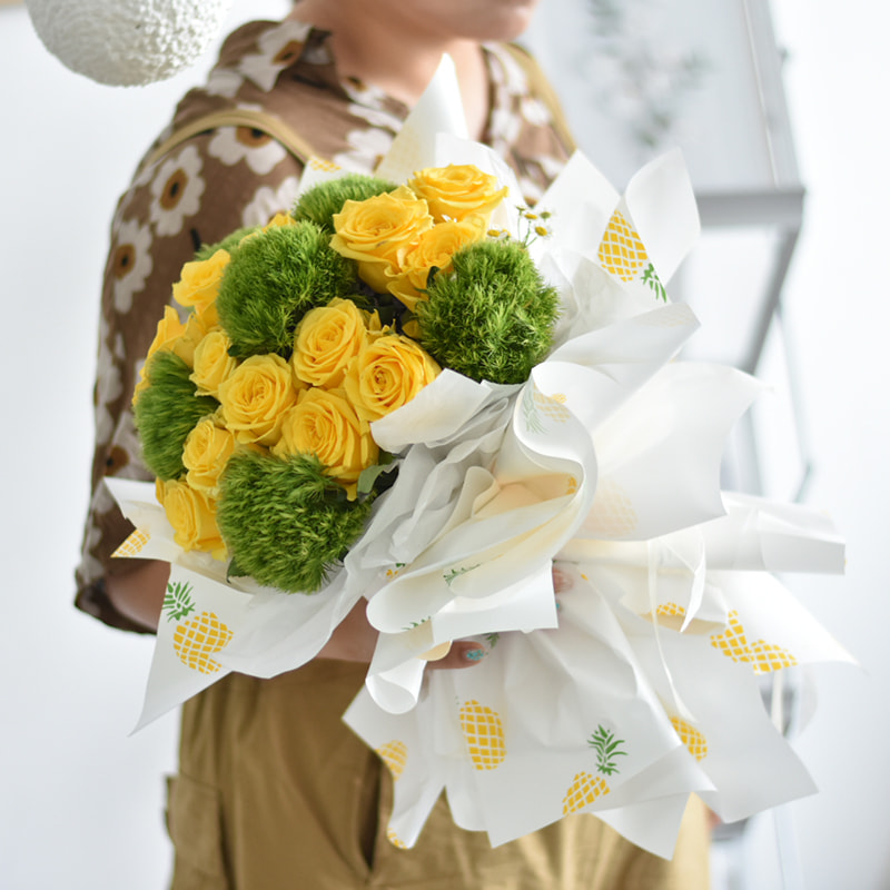 Einfaches Blumenstrauß-Geschenkpapier mit Fruchtmuster