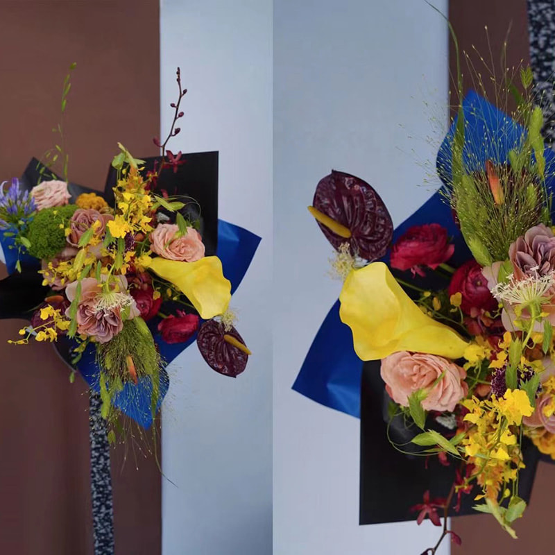 Hochwertiges Geschenkpapier mit Farbverlaufsblumenstrauß