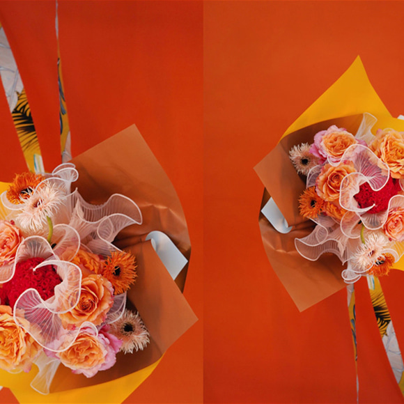 Hochwertiges Geschenkpapier mit Farbverlaufsblumenstrauß