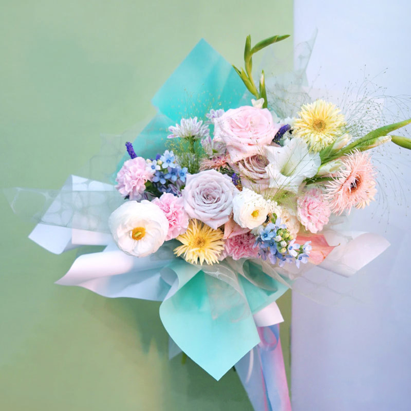 Hochwertiges Geschenkpapier mit Farbverlaufsblumenstrauß