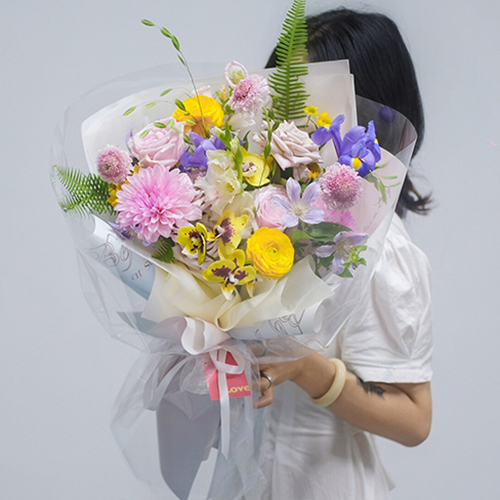 Blumenstrauß-Geschenkpapier mit Farbverlaufsdruck
