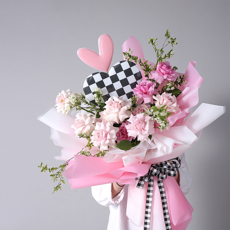 Eisnebel-Geschenkpapier mit Farbverlaufsfolie für Blumenstrauß